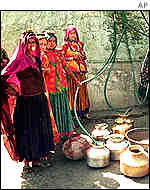 Gujarat women at well
