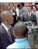 A media scrum around President Marc Ravalomanana