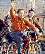 Lee Hoi-chang riding a bicycle during the election campaign