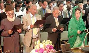 Bangladesh PM, Begum Khaleda Zia (R)