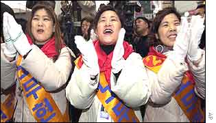 Supporters clap their hands during a speech delivered by Roh Moo-hyun at a campaign rally in Seoul
