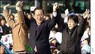 Lee Hoi-chang with supporters