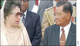 Bangladeshi Prime Minister Khaleda Zia (L) receives General Than Shwe in Dhaka