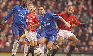 Chelsea's Frank Lampard pushes forward in midfield