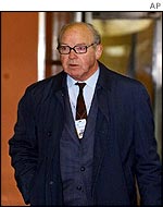 Hans Blix arrives at the UN in New York