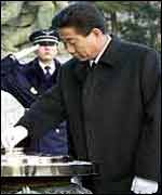 Roh Moo-hyun visits the National Cemetery in Seoul after his victory (AP photo)