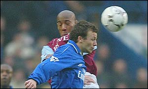 Chelsea's Jody Morris beats Villa's Dion Dublin to the ball