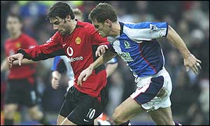 Ruud van Nistelrooy of Man Utd muscles past Craig Short of Blackburn