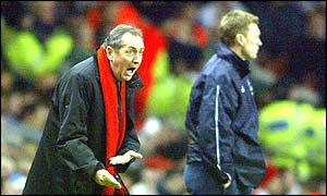 Liverpool manager Gerard Houllier shouts at his team