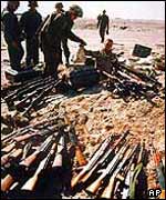 US troops with Iraqi arms in 1991