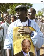 Campaigning for Mwai Kibaki 
