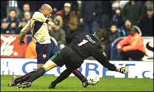 Thierry Henry scores Arsenal's winner after 85 minutes