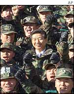 South Korean troops surround President-elect Roh
