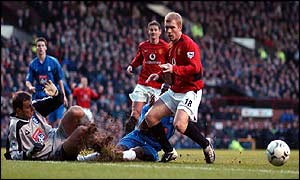 Manchester United's Paul Scholes is stopped by Birmingham City's Michael Johnson and goalkeeper Nico Vaesen 