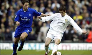 Kewell avoids the attention of Chelsea's Frank Lampard