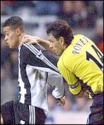 Jermaine Jenas and Gus Poyet in a tangle