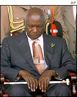 Daniel arap Moi prays during his successor's inauguration