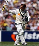 Justin Langer acknowledges the applause at the MCG