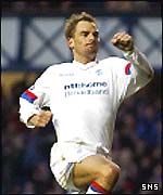 Ronald de Boer celebrates his goal