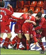 Aberdeen players mob goalscorer Russell Anderson