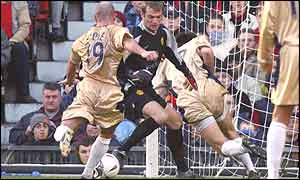 Steve Stone scores for Portsmouth at Old Trafford