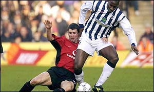 Keane makes an unexpected return as they aim to move within two points of Arsenal at the top of the Premiership