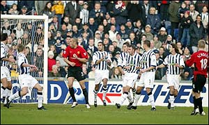 Scholes puts Man Utd ahead in the 22nd minute, slotting in a low cross to beat West Brom keeper Russell Hoult