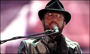 Maurice Gibb singing in 1998