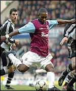 Jermain Defoe prepares to score at Upton Park