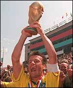 Dunga lifts the World Cup in the USA in 1994 
