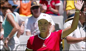 Justine Henin-Hardenne waves to the crowd after winning to reach the second round