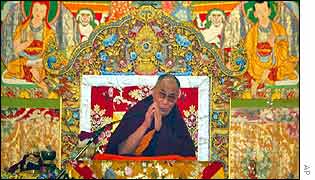 Dalai Lama teaches an assembly of monks 