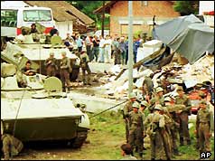 Federal Yugoslav army armoured personnel carriers near Ljubljana (27/06/91)