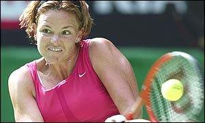 Lindsay Davenport hits a backhand against Iroda Tulyaganova