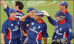 England players congratulate Nasser Hussain on running out Sanath Jayasuriya
