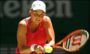 Lindsay Davenport concentrates on her shot