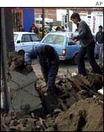 Colima residents sift through the rubble 