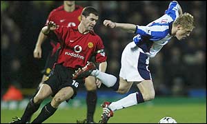 Damien Duff is forced off by his hamstring injury 