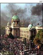 Anti-Milosevic crowds gather in Belgrade