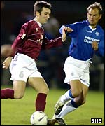 Ronald de Boer tracks Ross Currie