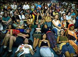 Audience at Porto Alegre slide show