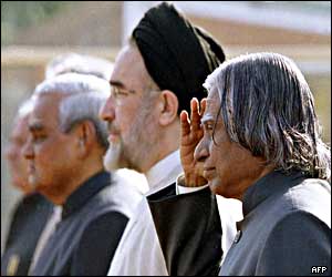 Indian President Abdul Kalam (right) salutes while Mohammad Khatami (centre) and Indian Prime Minister Atal Behari Vajpayee look on