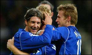 Alessandro Pistone and Brian McBride congratulate Everton goalscorer Steve Watson