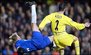 Eidur Gudjohnsen scores the equaliser for Chelsea