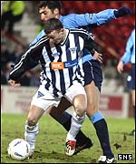 Noel Hunt makes his debut for Dunfermline