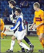 Francois Dubourdeau's elbow catches Craig Dargo