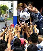 Argentines scramble for looted food