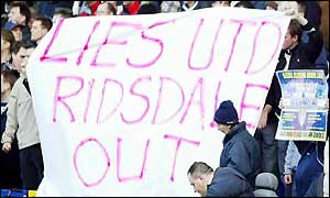 Unhappy Leeds fans display a banner