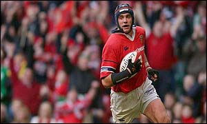 Munster's Alan Quinlan crosses the line to score the first try