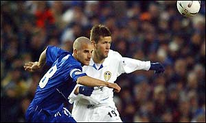 Eirik Bakke struggles with Gillingham's Chris Hope